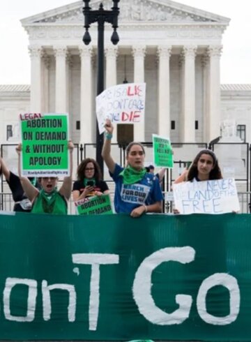 mujeres marchando por el aborto legal y seguro en USA