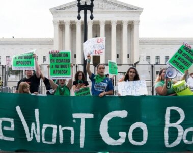 mujeres marchando por el aborto legal y seguro en USA