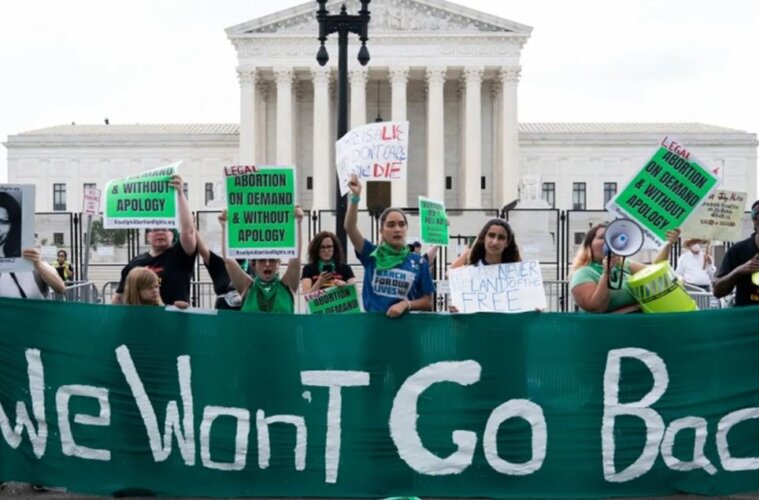 mujeres marchando por el aborto legal y seguro en USA