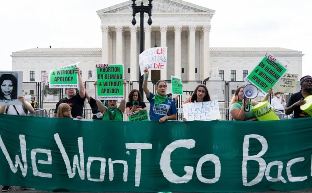 mujeres marchando por el aborto legal y seguro en USA