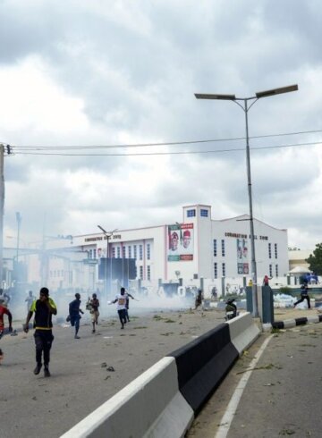 Niños protestando en Nigeria