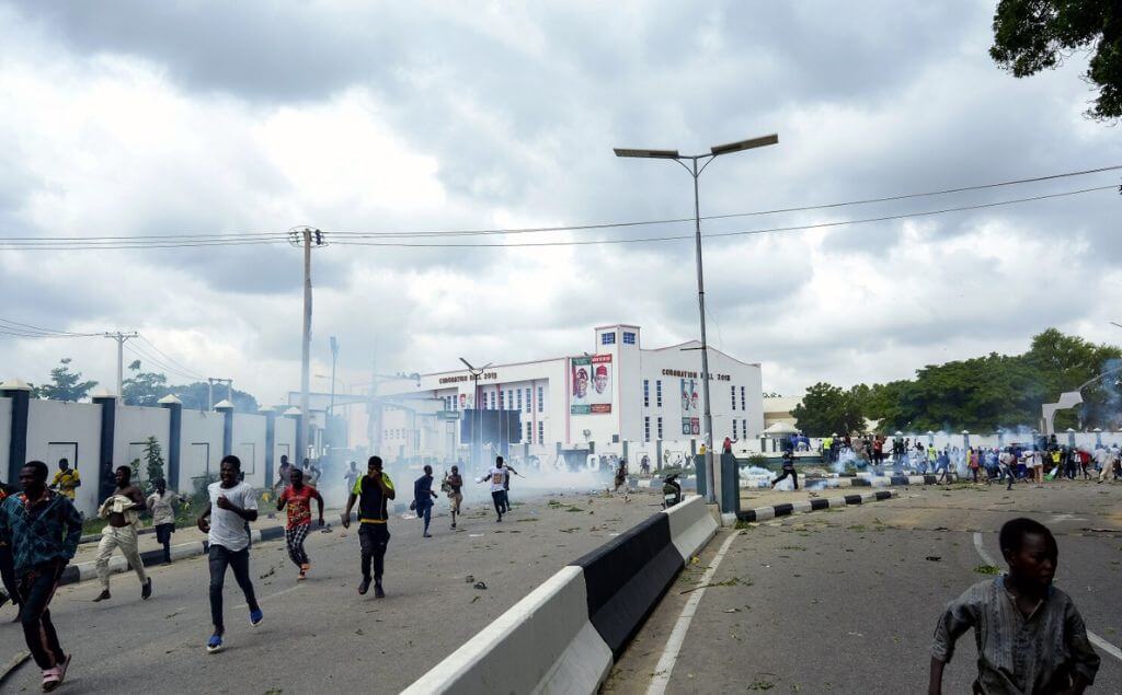 Niños protestando en Nigeria