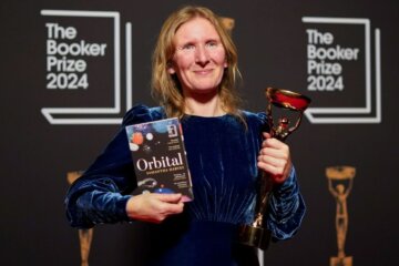 Samantha Harvey, con su libro Orbital