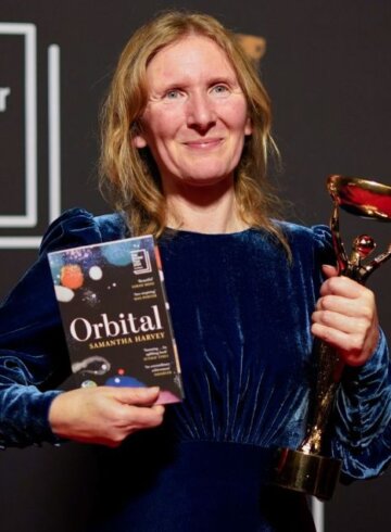 Samantha Harvey, con su libro Orbital