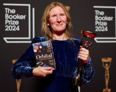 Samantha Harvey, con su libro Orbital