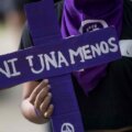 mujeres marchando por los feminicidios