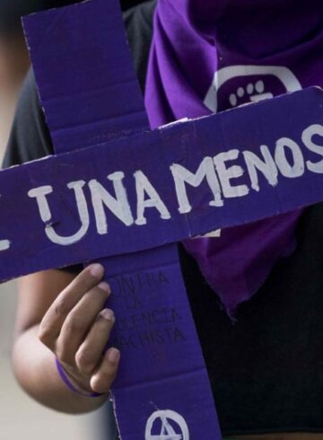 mujeres marchando por los feminicidios