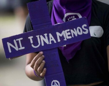 mujeres marchando por los feminicidios