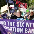 mujeres marchando por la enmienda 4 en Florida