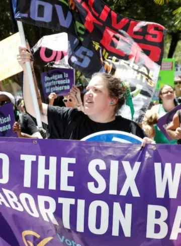 mujeres marchando por la enmienda 4 en Florida