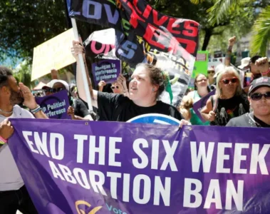 mujeres marchando por la enmienda 4 en Florida