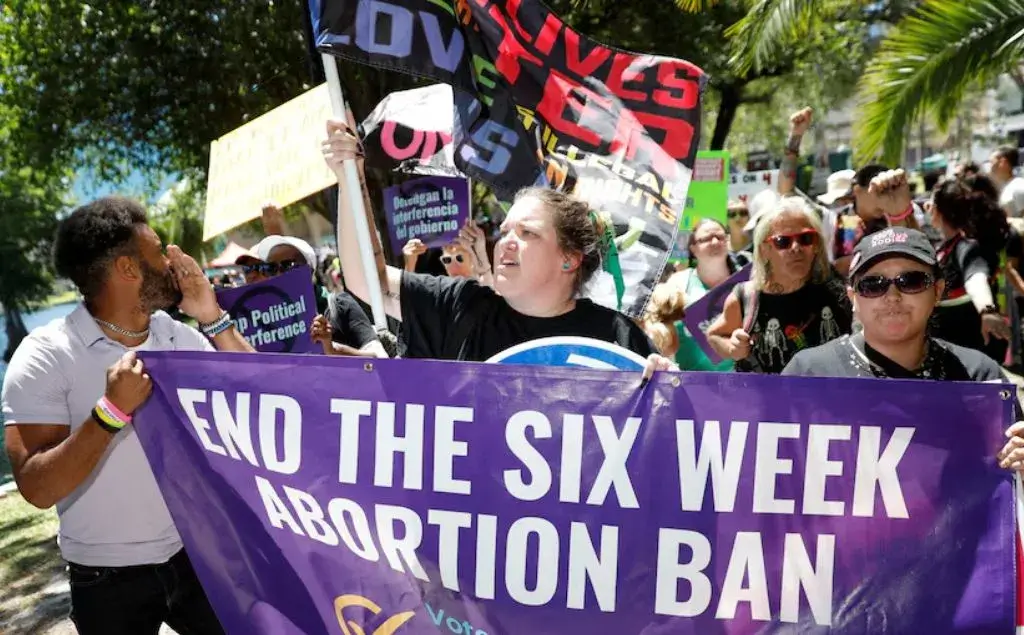 mujeres marchando por la enmienda 4 en Florida