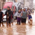 Personas caminando en medio del agua en españa