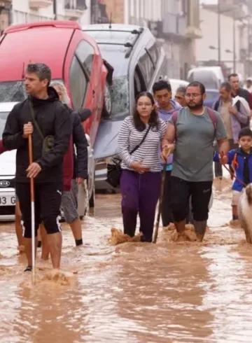 Personas caminando en medio del agua en españa