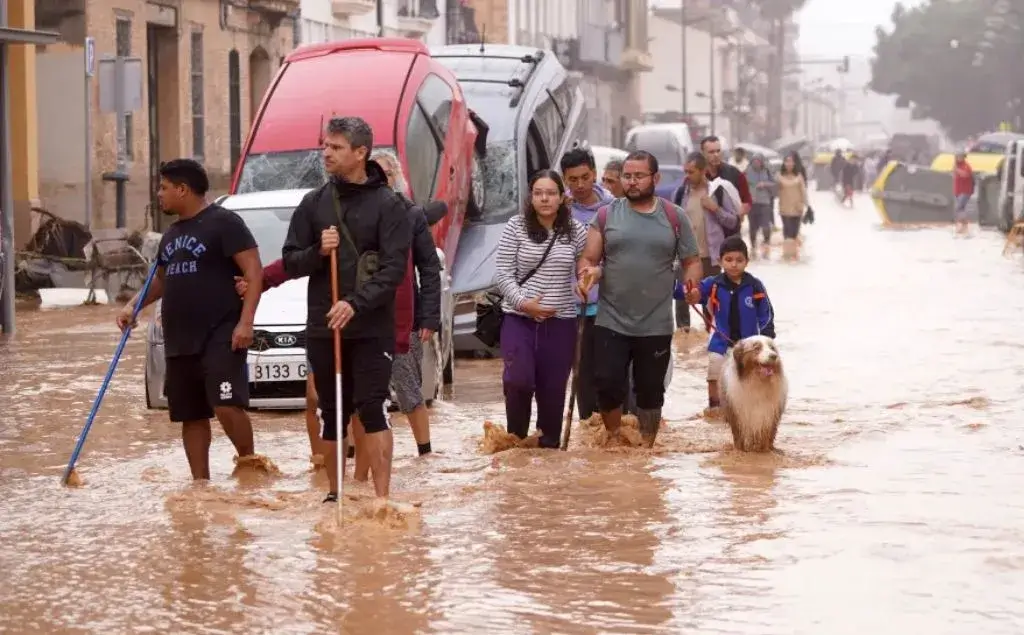 Personas caminando en medio del agua en españa