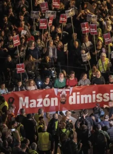 Miles de personas protestando tras la DANA