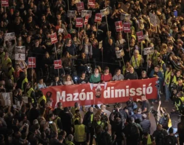 Miles de personas protestando tras la DANA