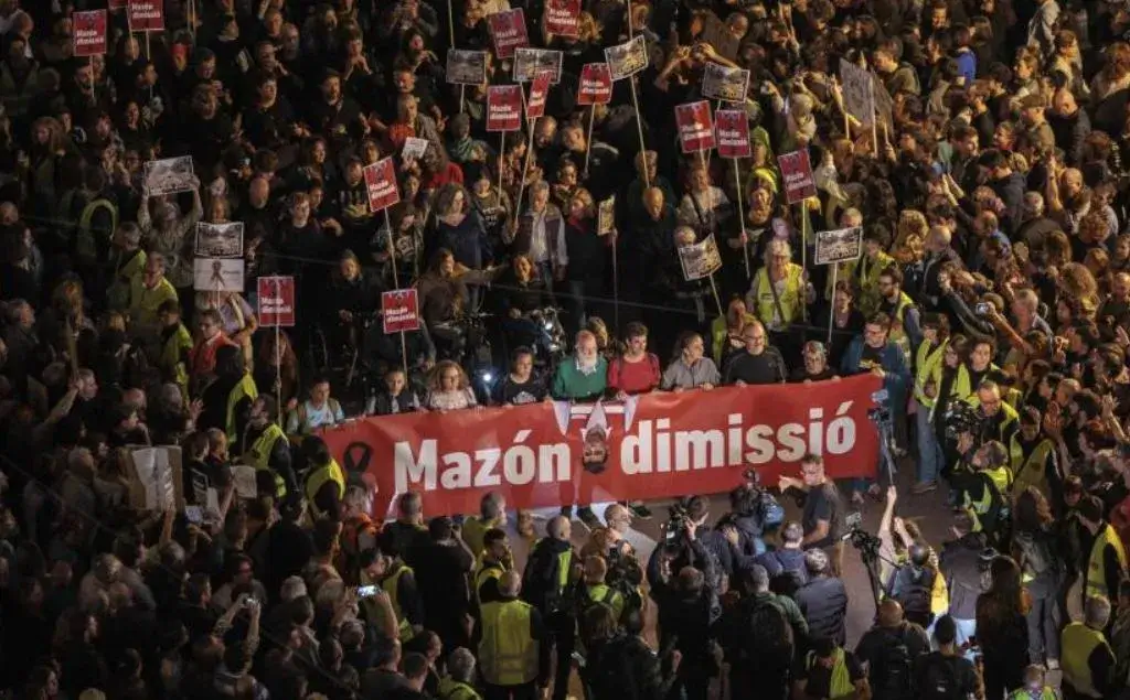 Miles de personas protestando tras la DANA