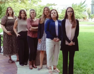 Las seis demandantes Kayla Smith, a la izquierda, Jillaine St. Michel, Rebecca Vincen-Brown, Julie Lyons, Emily Corrigan y Jennifer Adkins.