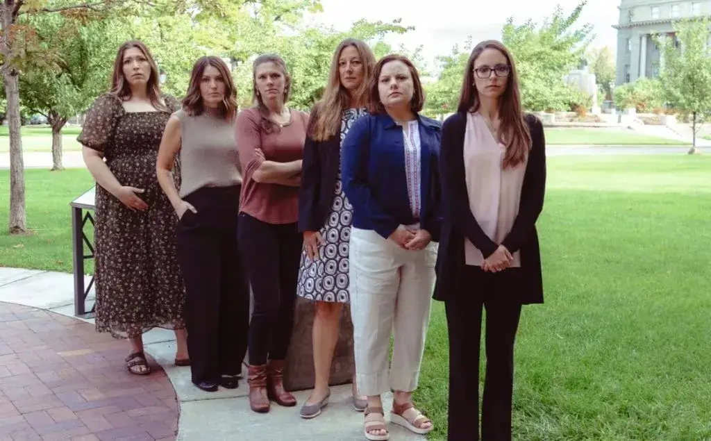 Las seis demandantes Kayla Smith, a la izquierda, Jillaine St. Michel, Rebecca Vincen-Brown, Julie Lyons, Emily Corrigan y Jennifer Adkins.