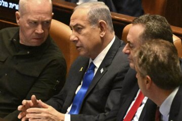 Benjamín Netanyahu y Yoav Gallant en medio de un evento político en Israel