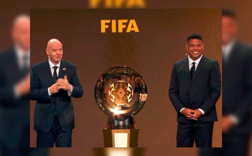 Gianni Infantino y Ronaldo, en el sorteo del Mundial de Clubes