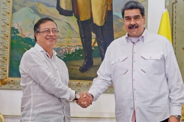 Gustavo Petro y Nicolás Maduro durante evento político