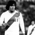 Hugo Sotil jugando un partido con la selección de Perú