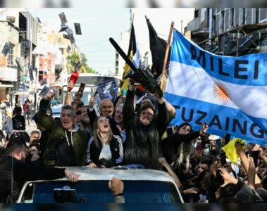 Javier Milei en medio de un acto de campaña