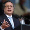 Petro hablando en un evento