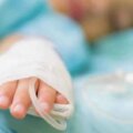 Menor en clinica por bacteria