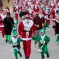 Personas corriendo en una carrera de Santa Claus