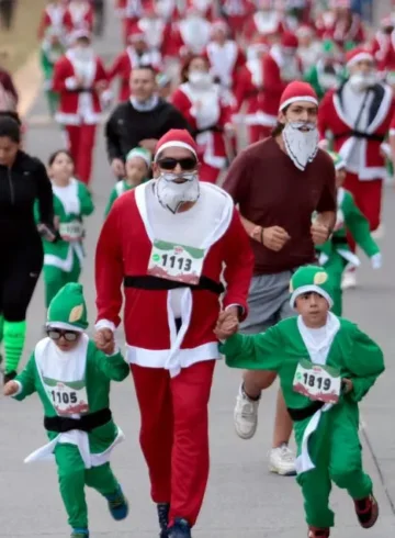 Personas corriendo en una carrera de Santa Claus