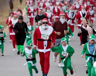 Personas corriendo en una carrera de Santa Claus