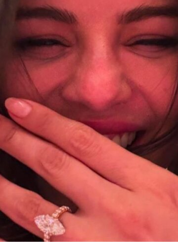 Selena gomez muestra su anillo de compromiso