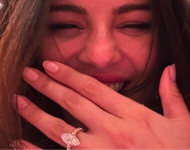 Selena gomez muestra su anillo de compromiso