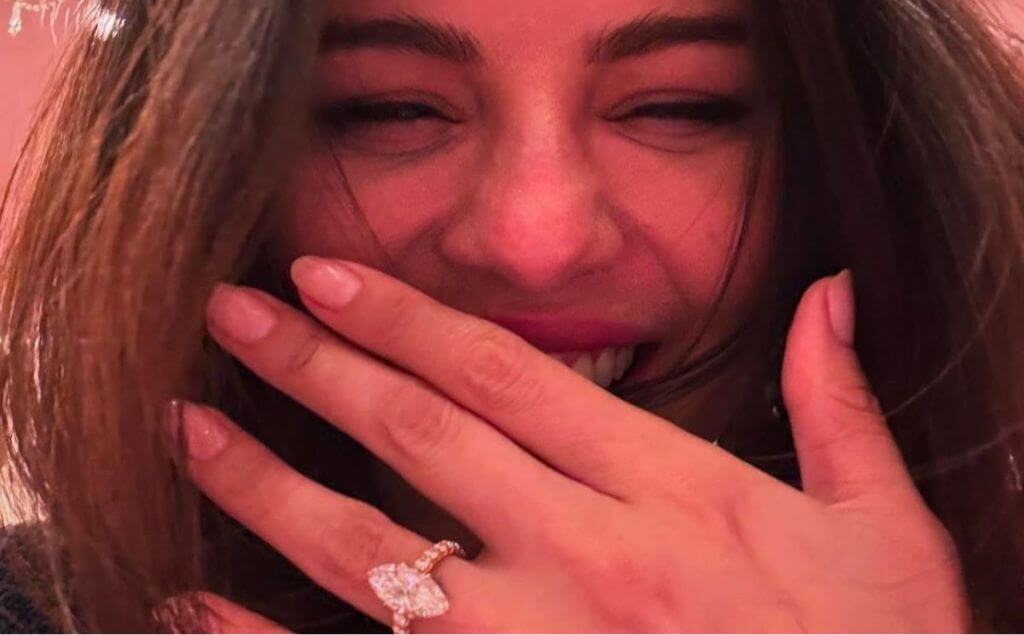 Selena gomez muestra su anillo de compromiso