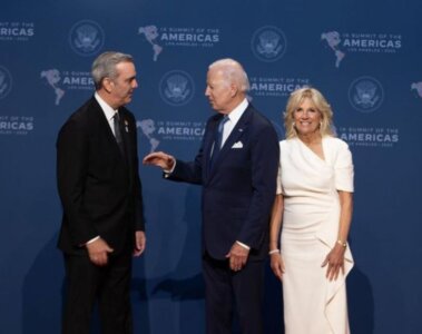 Presidentes Luis Abinader y Joe Biden intercambian saludo