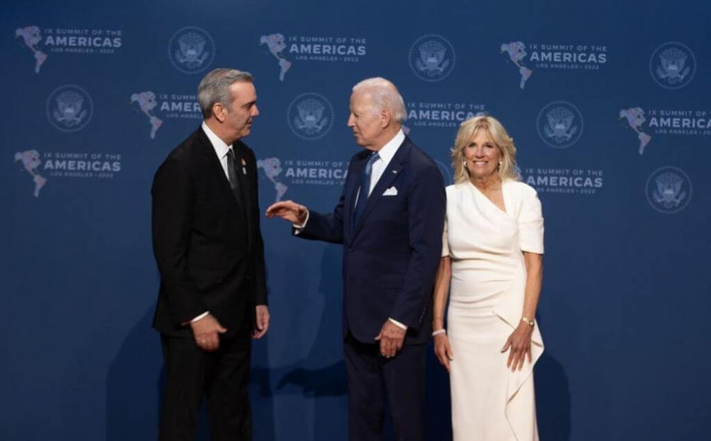 Presidentes Luis Abinader y Joe Biden intercambian saludo