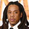 jay-z posando en un evento