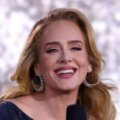 Adele sonriendo a la camara