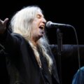 Patti Smith, madrina del punk cantando
