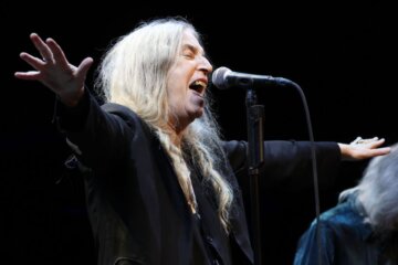 Patti Smith, madrina del punk cantando