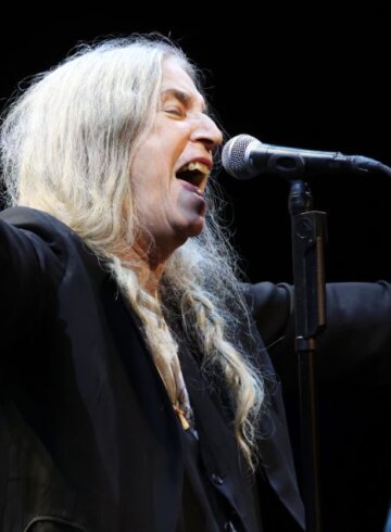 Patti Smith, madrina del punk cantando