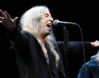 Patti Smith, madrina del punk cantando