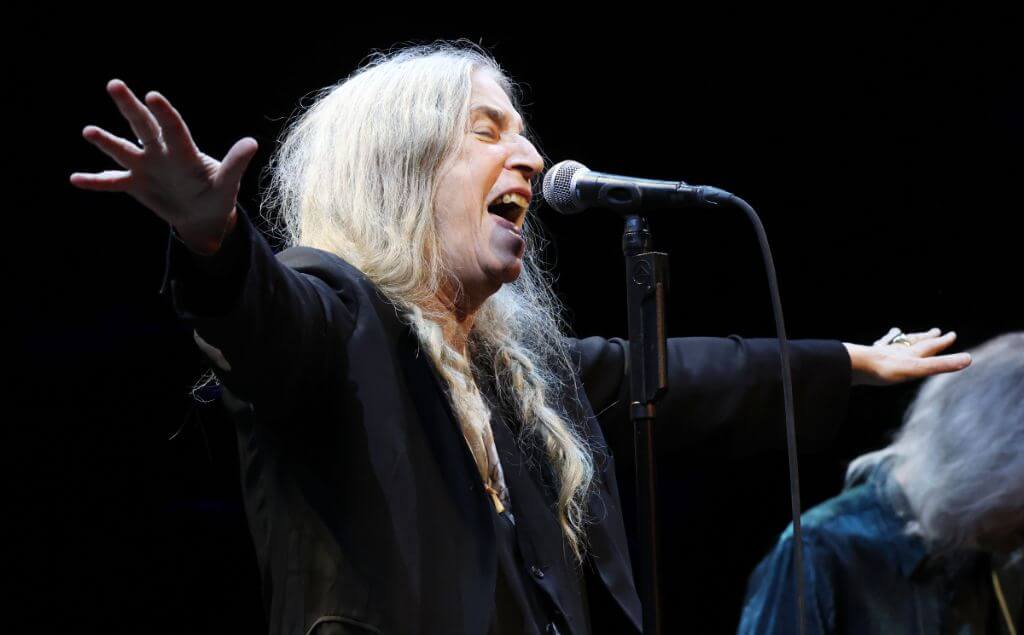 Patti Smith, madrina del punk cantando