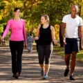 personas felices caminando