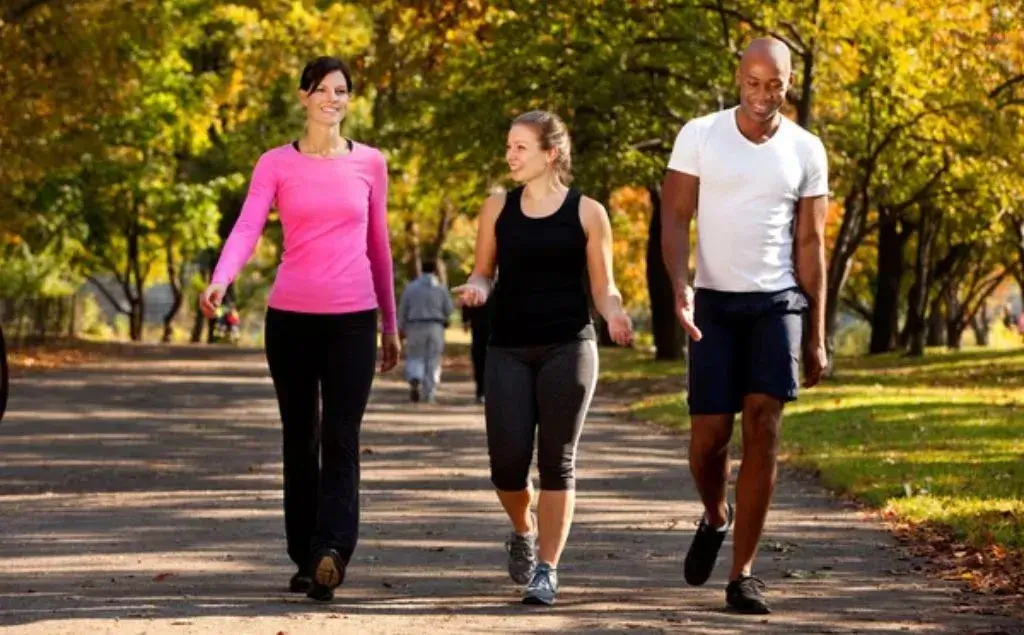 personas felices caminando