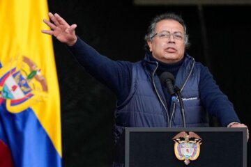 gustavo petro durante un discurso en bogotá