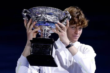 Jannik Sinner levanta el trofeo del Australian Open